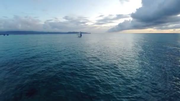 3. letecký let nad oceánem, který se otáčí od západu slunce k pobřeží-Boracay, Filipíny — Stock video